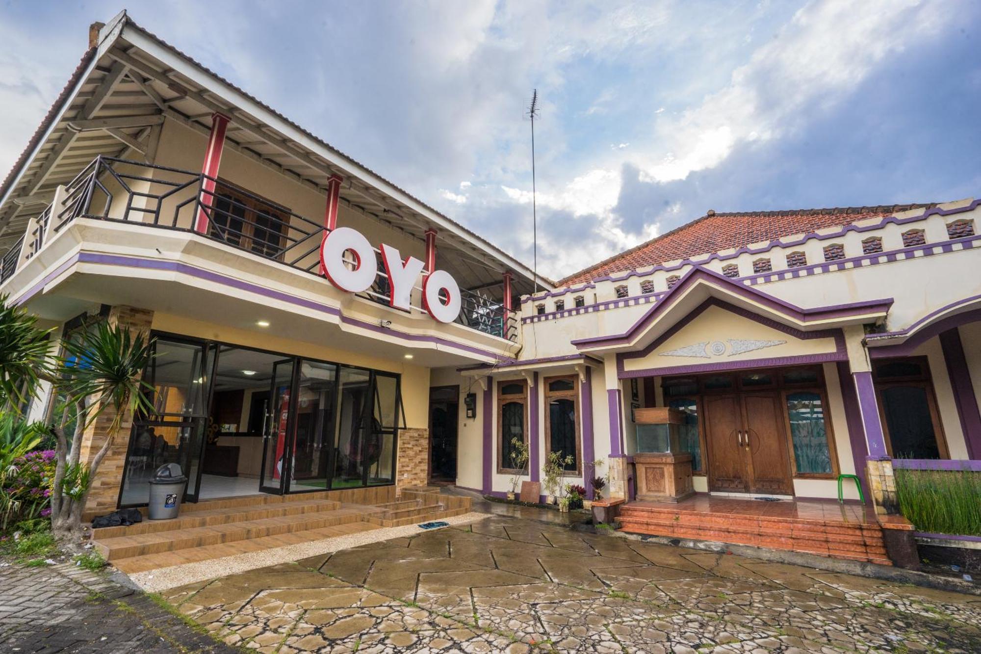 Oyo Bunga Matahari Guest House And Hotel Batu  Exterior foto